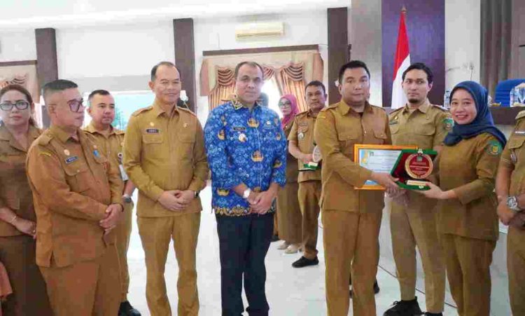 Pj Bupati Langkat Beri Penghargaan SAKIP dan Pelayanan Publik Terbaik