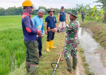 Babinsa Nogosari Bantu Optimalkan Saluran Irigasi untuk Petani
