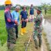 Babinsa Nogosari Bantu Optimalkan Saluran Irigasi untuk Petani