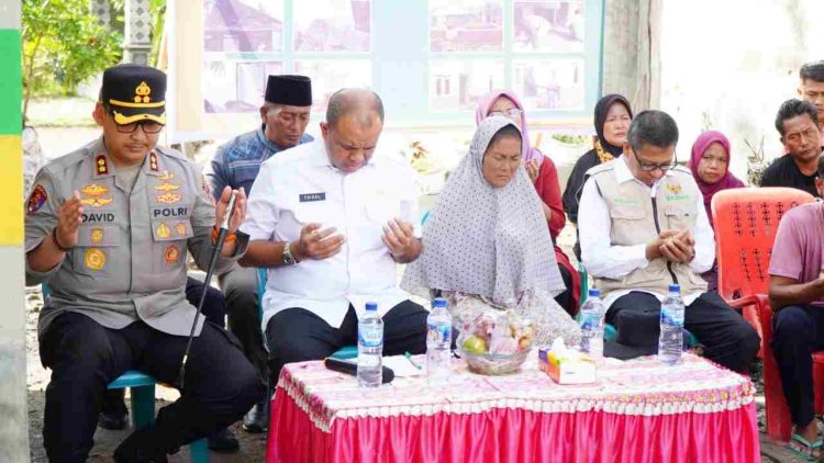 Pj Bupati Langkat Serahkan Rumah Baru untuk Korban Kebakaran