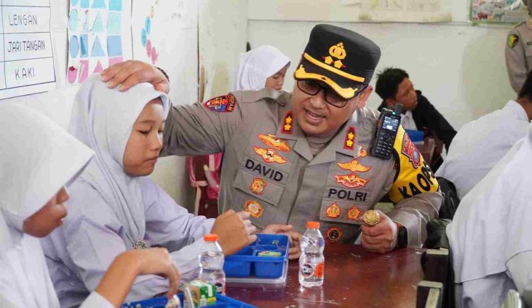 Polres dan Pemkab Langkat Bagikan Makan Siang Bergizi Gratis di SLB Negeri Stabat