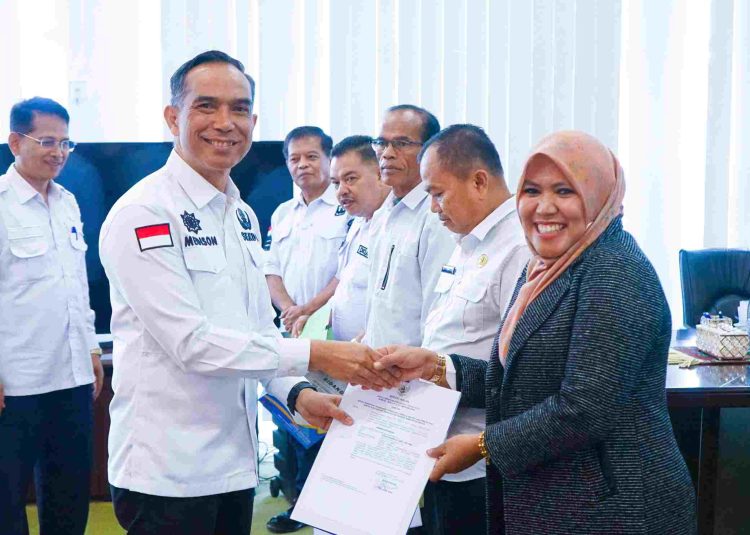 Sekdakab Solok Serahkan Surat Pelaksana Tugas Pejabat di Bapenda