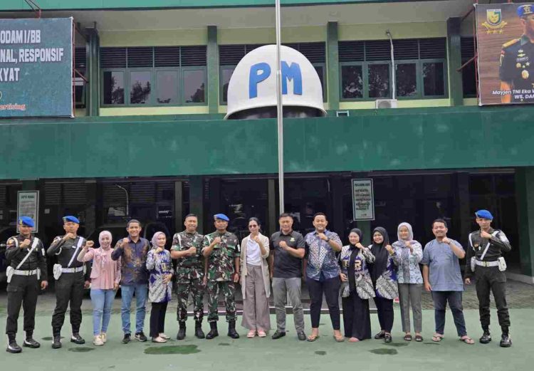 Denpom I/5 Medan bersama DGR Group Gelar Jumat Berkah Bagikan Nasi Kotak