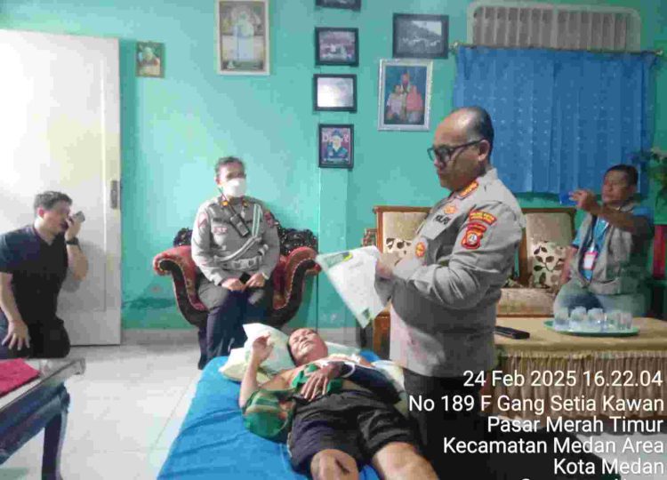 Kapolrestabes Medan Sambangi Kediaman Loper Koran Korban Percobaan Begal