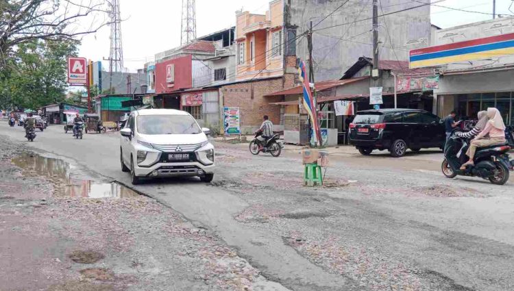 Jalan Nasional di Kota Tanjung Pura Rusak Parah, Warga Khawatir Akan Korban Jiwa