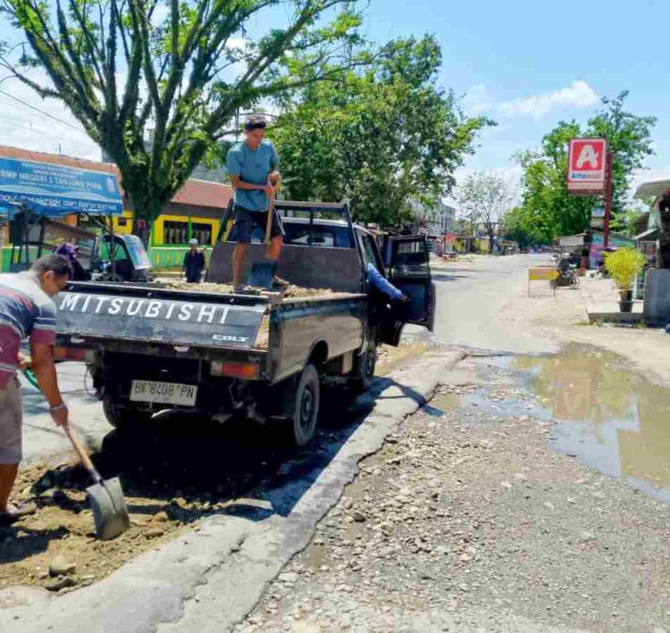 Antisipasi Kecelakaan, Lurah Pekan Tanjung Pura Timbun Jalinsum Berlubang