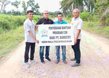 PT Bahruny Salurkan Bantuan Sertu untuk Perbaikan Jalan yang Rusak di Desa