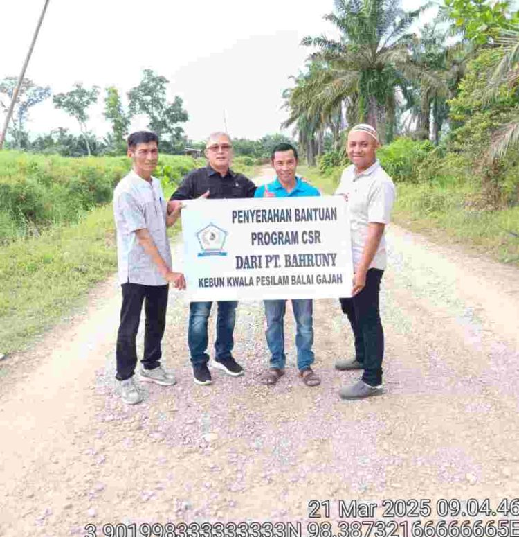PT Bahruny Salurkan Bantuan Sertu untuk Perbaikan Jalan yang Rusak di Desa
