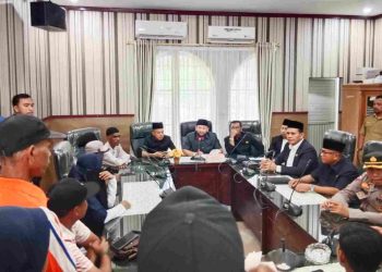 Warga Desa Perlis Demo di DPRD Langkat Terkait Dugaan Korupsi BLT BBM Nelayan