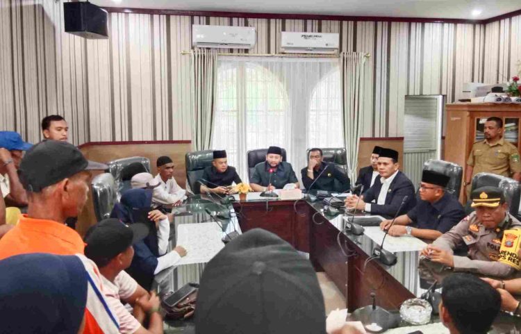 Warga Desa Perlis Demo di DPRD Langkat Terkait Dugaan Korupsi BLT BBM Nelayan