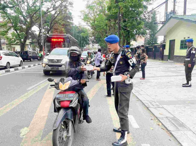 Denpom 1/5 Medan Perkuat Silaturahmi dengan Masyarakat melalui Berbagi Takjil