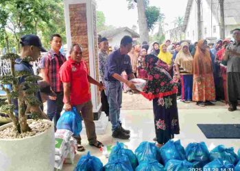 Direktur Utama PT Buana Estate Salurkan 310 Paket Sembako untuk Pensiunan Karyawan di Cinta Raja