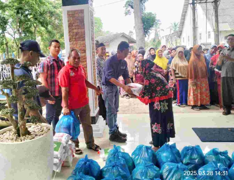 Direktur Utama PT Buana Estate Salurkan 310 Paket Sembako untuk Pensiunan Karyawan di Cinta Raja