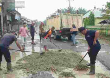 PT Buana Estate Timbun Jalan Berlubang di Secanggang sebagai Bentuk CSR