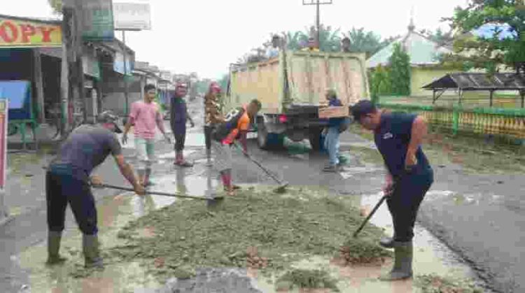 PT Buana Estate Timbun Jalan Berlubang di Secanggang sebagai Bentuk CSR