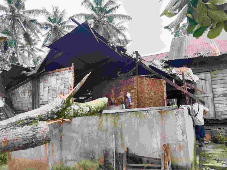 Angin Puting Beliung Hantam Desa Pematang Tengah-Tanjung Pura, Dua Rumah Rusak