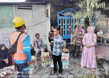 Lurah Tanjung Pura Salurkan Bantuan kepada Korban Kebakaran
