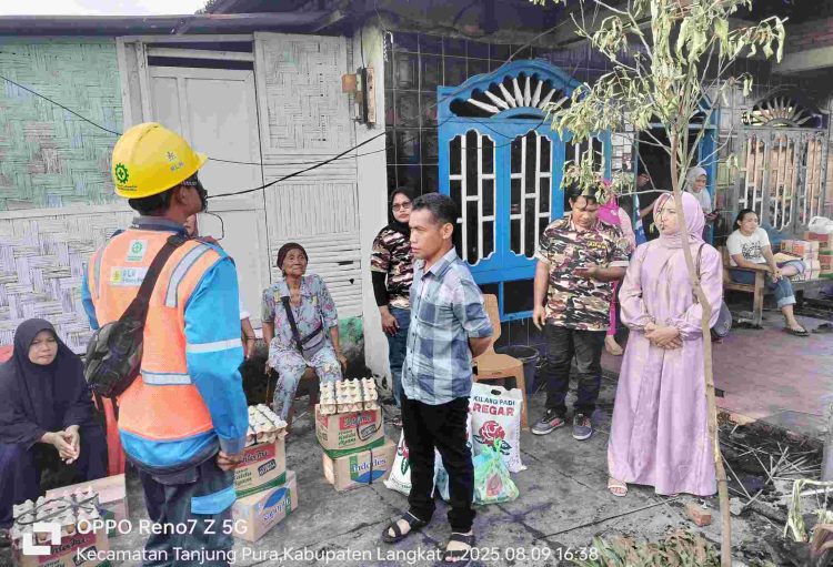 Lurah Tanjung Pura Salurkan Bantuan kepada Korban Kebakaran