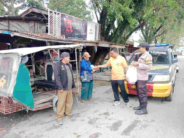 Jumat Berkah, Kapolsek Tanjung Pura Bagikan Nasi Kotak untuk Abang Becak dan Panti Asuhan