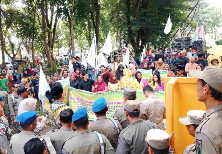 Demo Melayu Langkat Bersatu, Kantor Bupati Langkat Ditepung Tawari dengan Bunga Rampai