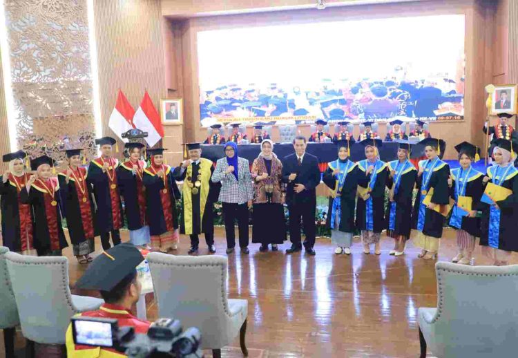 Kaban BPSDM Hukum Gusti Ayu Putu Suwardani Bacakan Sambutan Menkum di Acara Wisudawan STIH Litigasi