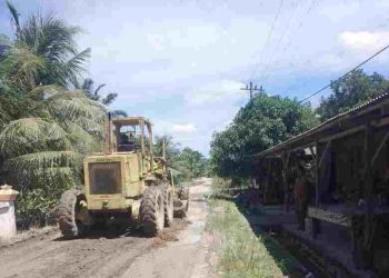 Untuk Kelancaran Transportasi Umum, PT Bahruny Perbaiki Jalan di Desa Alur Gadung–Sawit Seberang