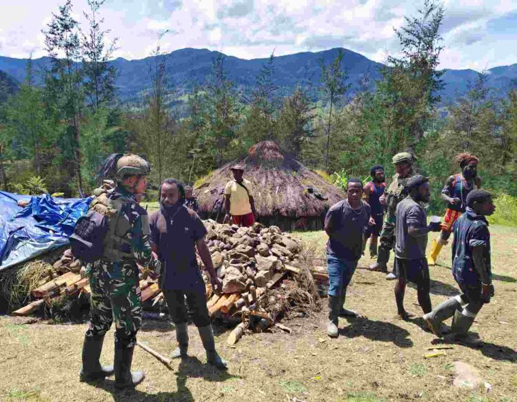 Satgas Yonif 700/WYC Bantu Warga Siapkan Tradisi Bakar Batu di Kampung Wuloni