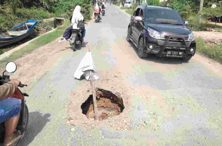 Jalan Hasan Perak-Pangkalan Brandan Ambles, Lubang Mengintai Maut