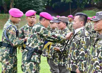 Danpasmar 1 Sematkan Brevet Kehormatan Kaveleri kepada Pejabat Kejagung RI dan Kemendag RI