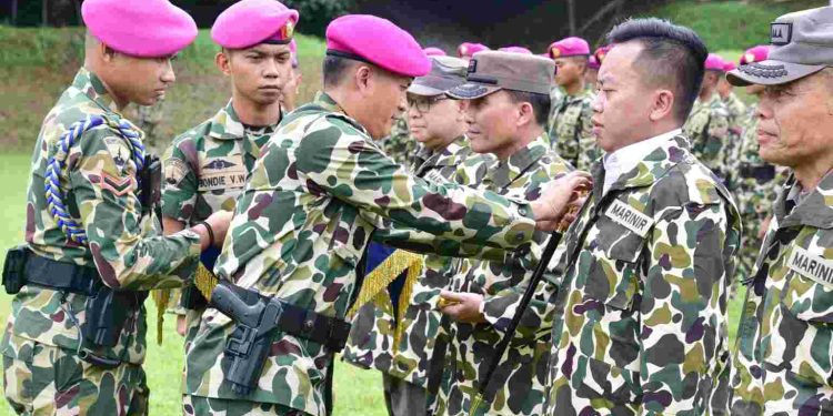 Danpasmar 1 Sematkan Brevet Kehormatan Kaveleri kepada Pejabat Kejagung RI dan Kemendag RI