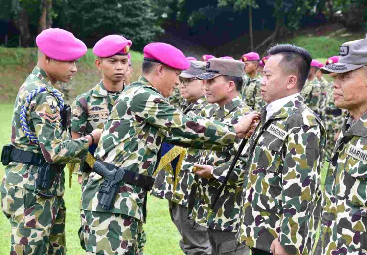Danpasmar 1 Sematkan Brevet Kehormatan Kaveleri kepada Pejabat Kejagung RI dan Kemendag RI