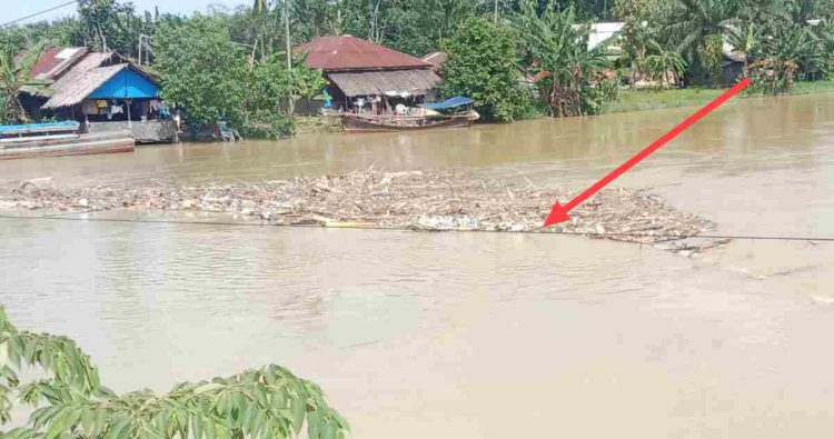 Tiang Kabel Fiber Optik di Jembatan Teluk Bakung Tumbang, Warga Khawatir Kabel Digulung Pencuri