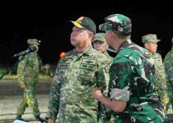 Panglima TNI Tinjau Latihan Terjun Malam di Bangka