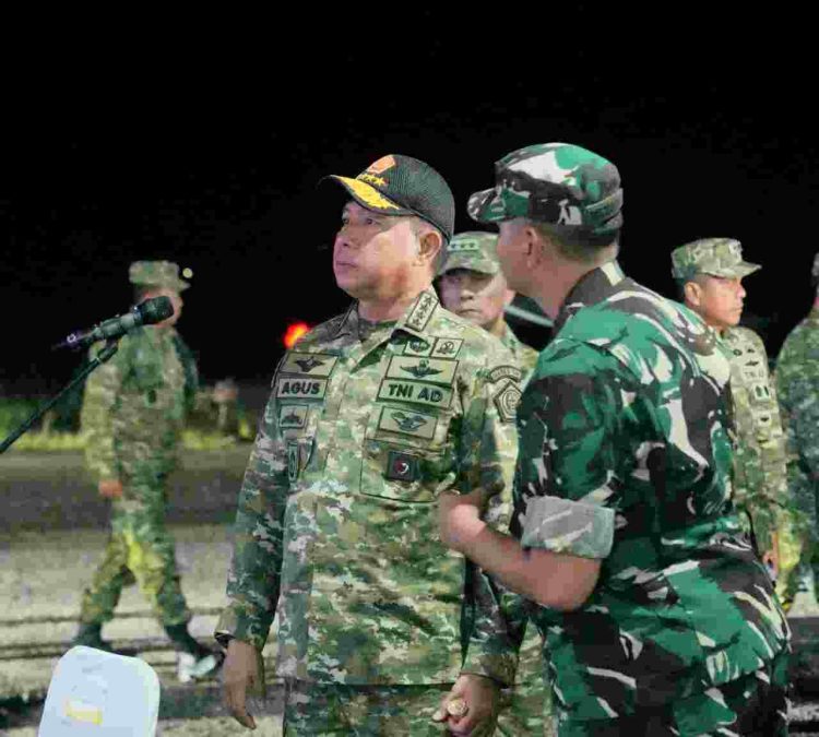 Panglima TNI Tinjau Latihan Terjun Malam di Bangka