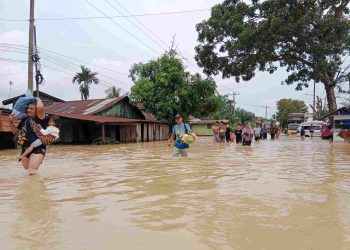 Hari Kedua, Banjir Semakin Dalam di Desa Pematang Tengah Tanjung Pura, Akses Internet Terputus