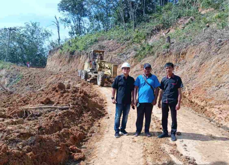 PT Bahruny lakukan pembersihan material longsor yang menimbun badan jalan sepanjang 500 meter di Dusun V Air Panas, Desa Kwala Pesilam. (Dberita.id)