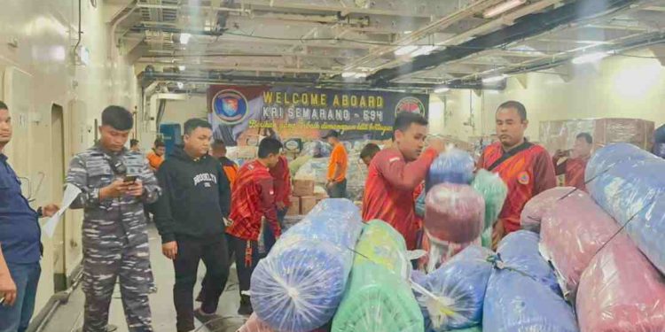 KRI Semarang-594 TNI AL Debarkasi Bantuan Kemanusiaan Bagi Korban Terdampak Bencana Banjir