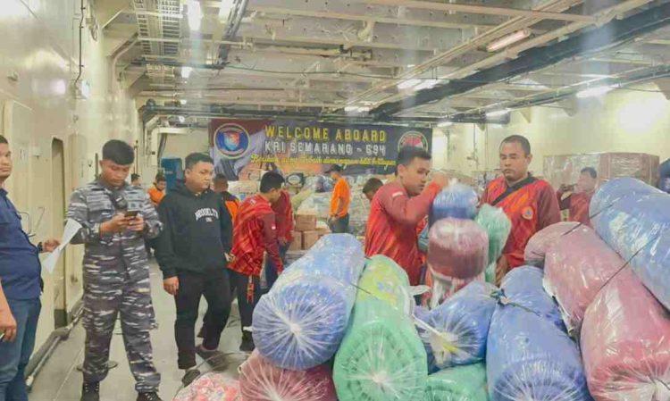 KRI Semarang-594 TNI AL Debarkasi Bantuan Kemanusiaan Bagi Korban Terdampak Bencana Banjir