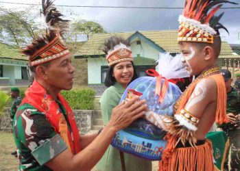 Pangdam Kasuari Pimpin Upacara Penyerahan Tunggul Yonif Teritorial Pembangunan