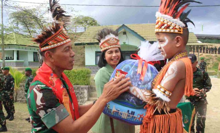 Pangdam Kasuari Pimpin Upacara Penyerahan Tunggul Yonif Teritorial Pembangunan