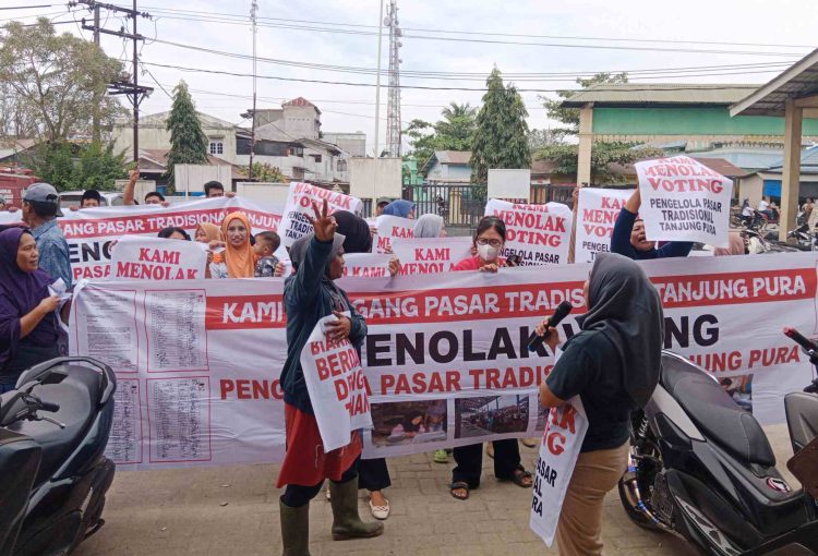 Demo di Kantor Camat Tanjung Pura, Pedagang dan Masyarakat Tolak Voting Pengelolaan Pasar Tradisional