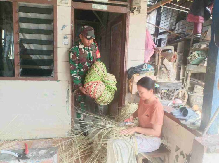 Jalin Keakraban dan Silaturahmi, Personel Jajaran Kodim 0203/Langkat Laksanakan Anjangsana ke Pengrajin Lidi Nipah