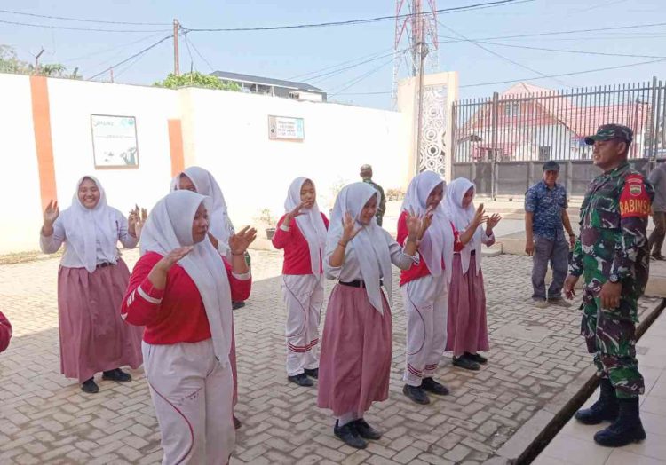 Personil Jajaran Kodim 0203/Langkat Berikan Wasbang kepada Pelajar SMA SRI Langkat Tanjung Pura