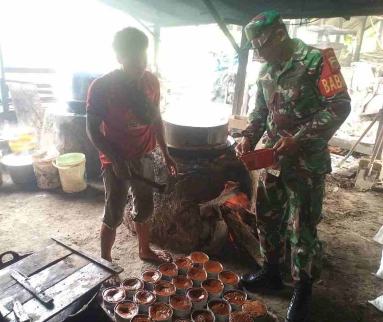 Jajaran Kodim 0203/Langkat Berikan Motivasi dalam Kegiatan Komsos dengan Pemilik Usaha Gula Aren