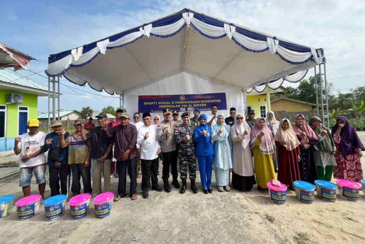 Peduli Masyarakat, TNI AL Gelar Bakti Sosial dan Cek Kesehatan Gratis di Desa Busung