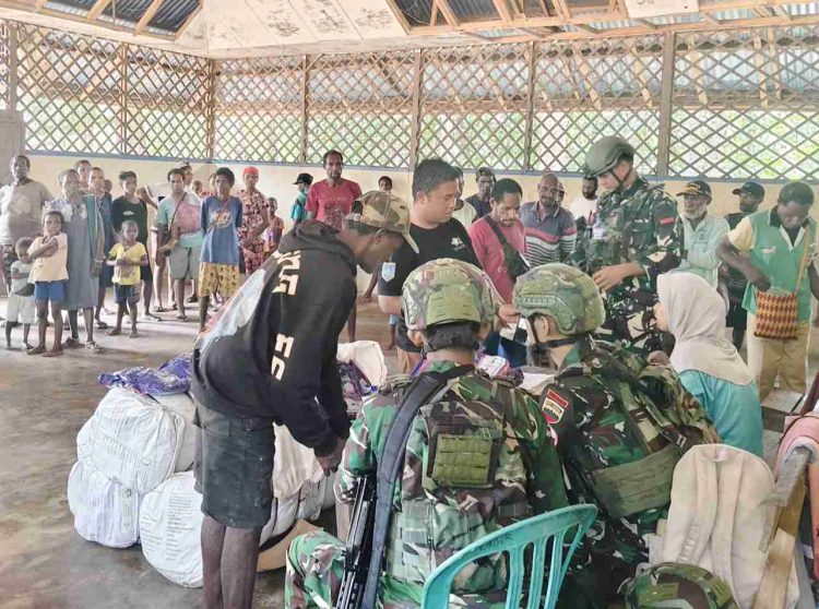 Satgas Pamtas Yonif 123/Rajawali Gelar Patroli dan Bagikan Kelambu di Tiga Kampung Wilayah Pos Haju