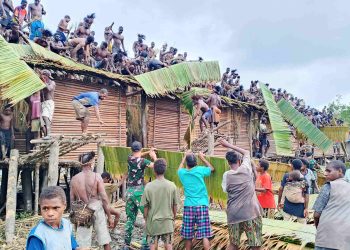 Prajurit Yonif 123/Rajawali Bersama Tokoh Adat Fayit Lestarikan Budaya Asmat Lewat Rumah Jew