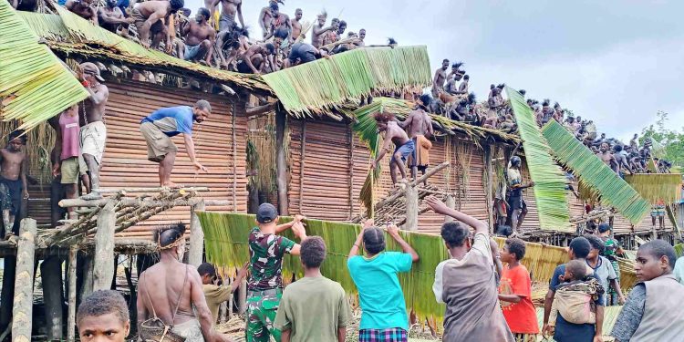 Prajurit Yonif 123/Rajawali Bersama Tokoh Adat Fayit Lestarikan Budaya Asmat Lewat Rumah Jew