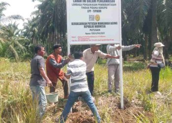 Sekelompok Warga Pasang Plank di Areal Perkebunan PT Buana Estate Cinta Raja, Klaim Berdasarkan Putusan MA