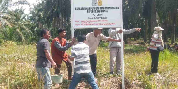 Sekelompok Warga Pasang Plank di Areal Perkebunan PT Buana Estate Cinta Raja, Klaim Berdasarkan Putusan MA